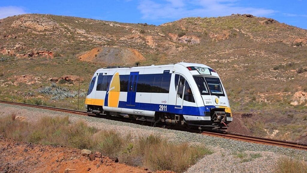 Acidente ferroviário na Espanha: trem colide com grua em Múrcia