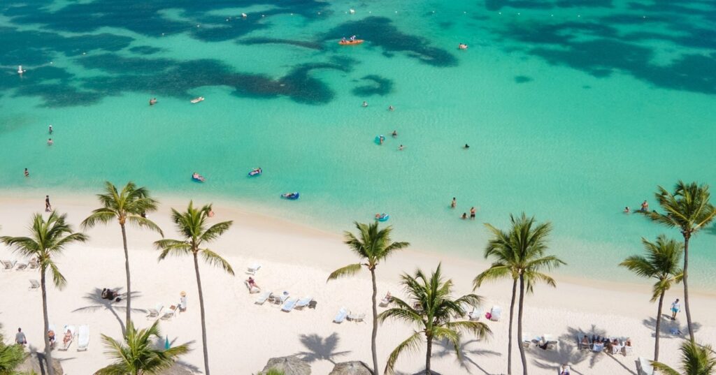 Aruba na melhor época: Latam e Copa com passagens a R$ 2.199 ida e