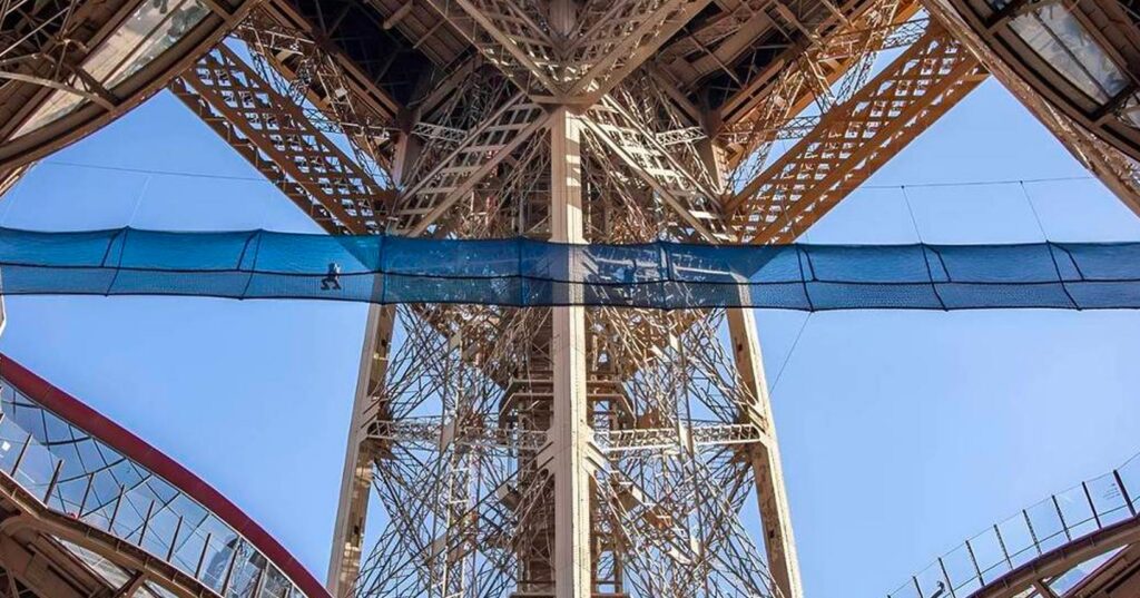 Torre Eiffel inaugura ponte suspensa a 60 metros com travessia grátis
