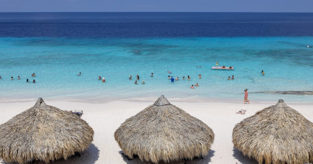 Azul retoma voos para Curaçao e Latam amplia para Santiago