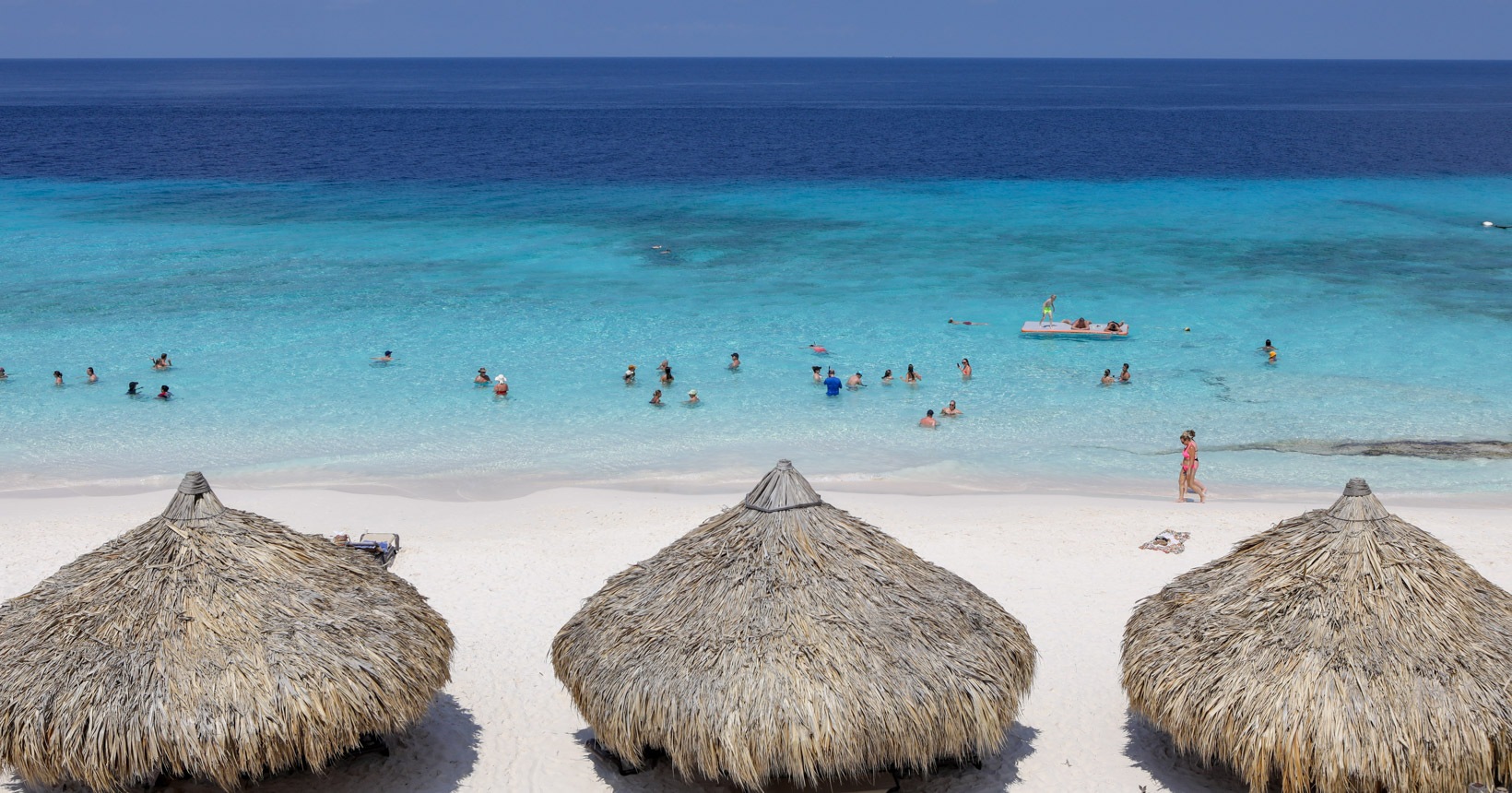 Azul retoma voos para Curaçao e Latam amplia para Santiago